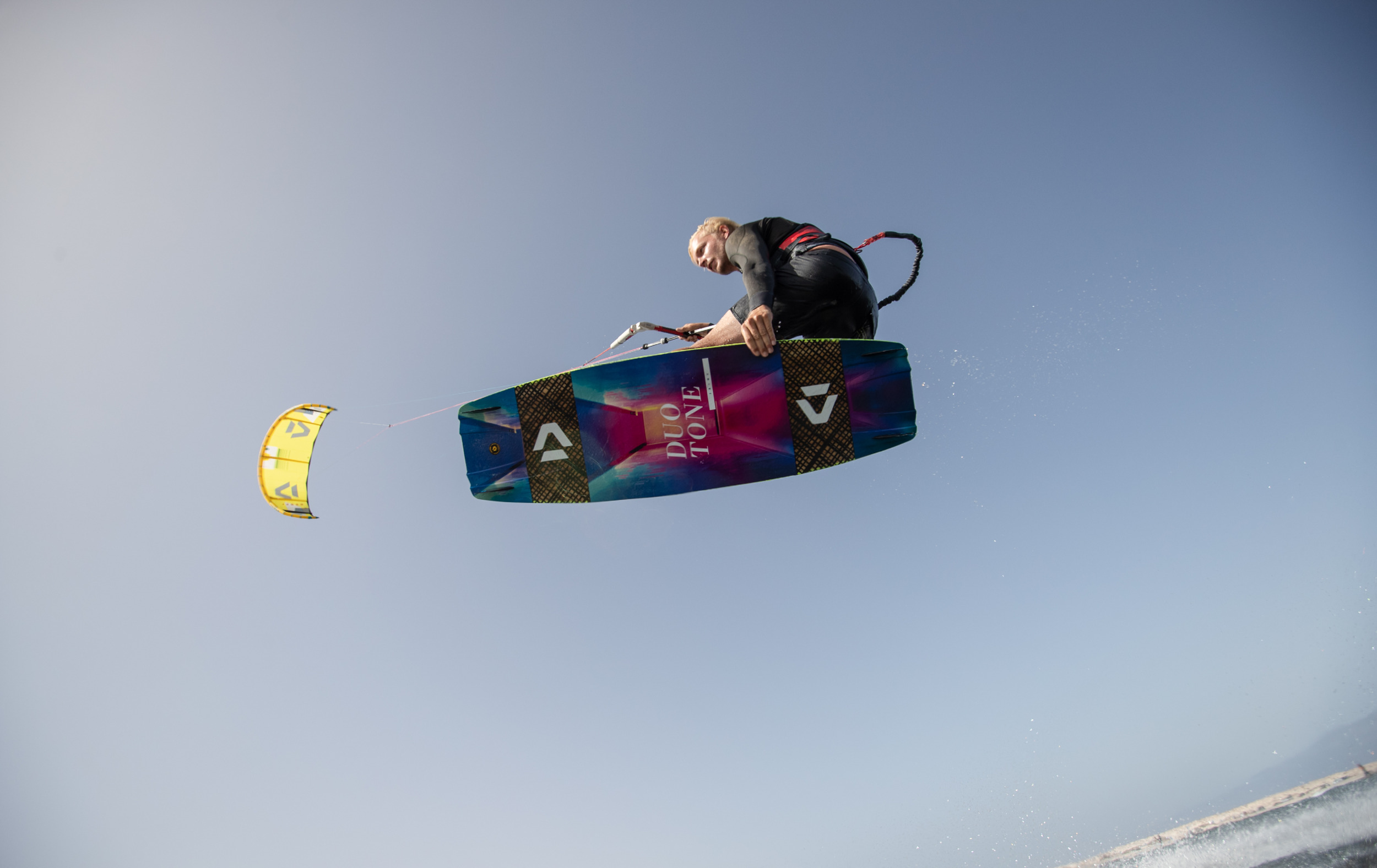 Duotone-Kiteboarding-2021-Twintips-SLS-SELECT-SOLEIL-JAIME-SPIKE--entity-ergo-planche-de-kitesurf